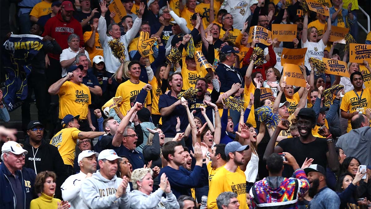 UC Irvine Anteaters fans cheer in the second half against the Oregon Ducks ...