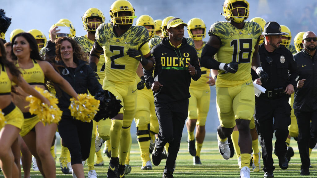 EUGENE, OR - OCTOBER 07: University of Oregon head coach Willie Taggart leads the team onto the field during a college football game between the Washington State Cougars and Oregon Ducks on October 7, 2017, at Autzen Stadium in Eugene, OR. (Photo by Brian Murphy/Icon Sportswire via Getty Images)